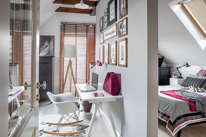 Joanna kolekcjonuje meble zaprojektowane przez Eamesów. W sypialni przy biureczku Galant stoi bujak ich projektu.