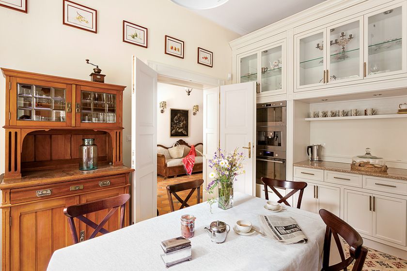 Kafle do kuchennego pieca właściciele zamówili w firmie kafel-kar.com.pl. Na podłodze cementowe płytki z firmy