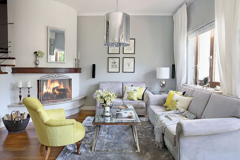 Kanapa i fotel mają tkaniny z Designers Guild. Stąd pochodzą też jedwabne, kwieciste poduszki. Stolik,