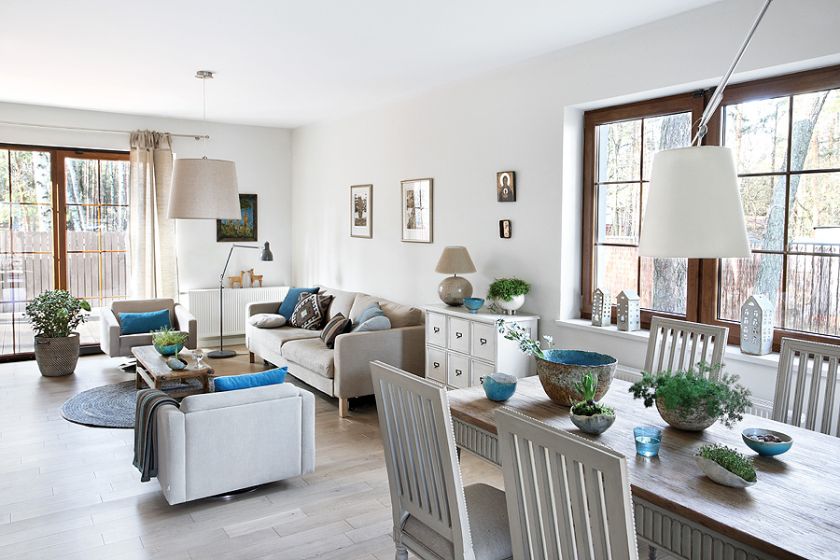 Kanapa Ikea, fotele z BoConcept a do tego surowy stolik ze Scandinavian Living oraz turkusowe poduchy i lniane