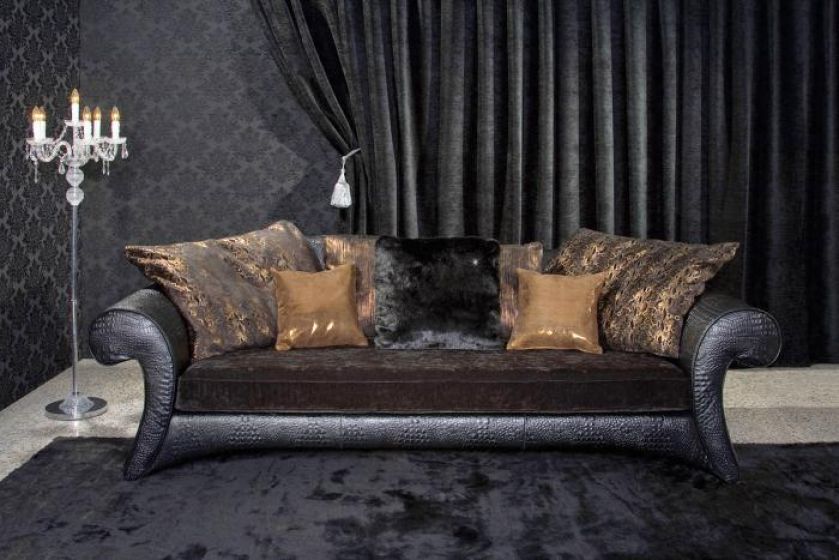 Kanapa Perugia. Podłokietniki ma z tłoczonej skóry bycast przypominającej skórę aligatora, siedzisko i poduszki z