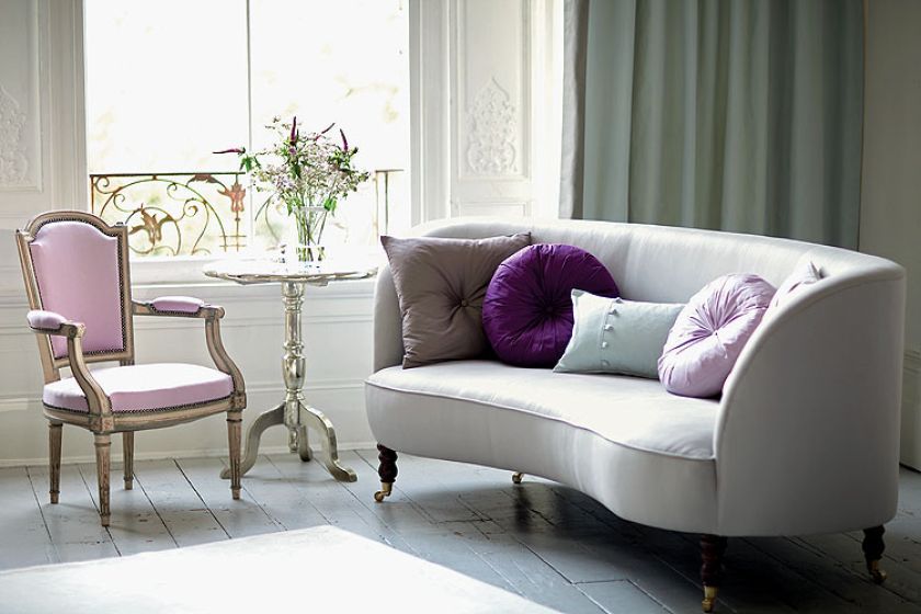 Kanapa w bawełnianej satynie z kolekcji Paloma – 255 zł za metr. Romo. DECODORE