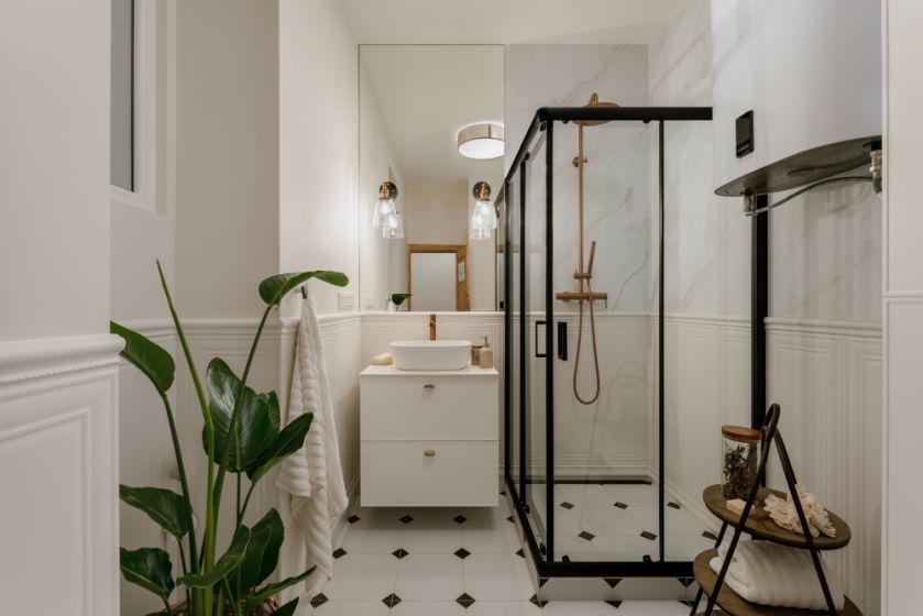 kaszmirowa łazienka z czarnymi dodatkami