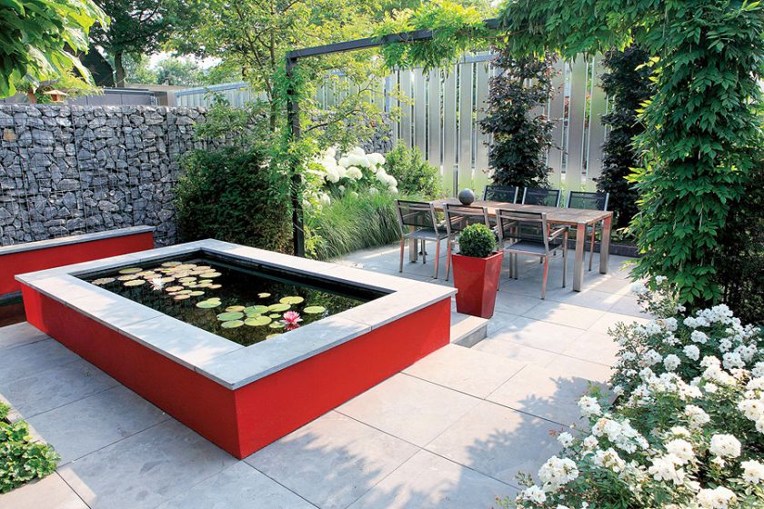 Kiedy na pergoli zakwita Glicynia, taras wygląda jak obrazek w fioletowej puchatej ramie.