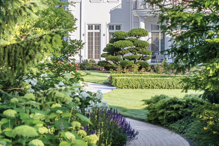 Klasyczna rezydencja narzuciła styl ogrodu.