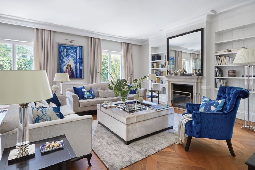 klasyczny salon z niebieskimi dodatkami