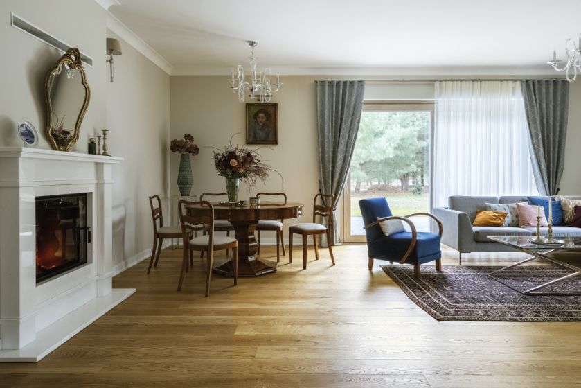 klasyczny salon z nowoczesnymi dodatkami