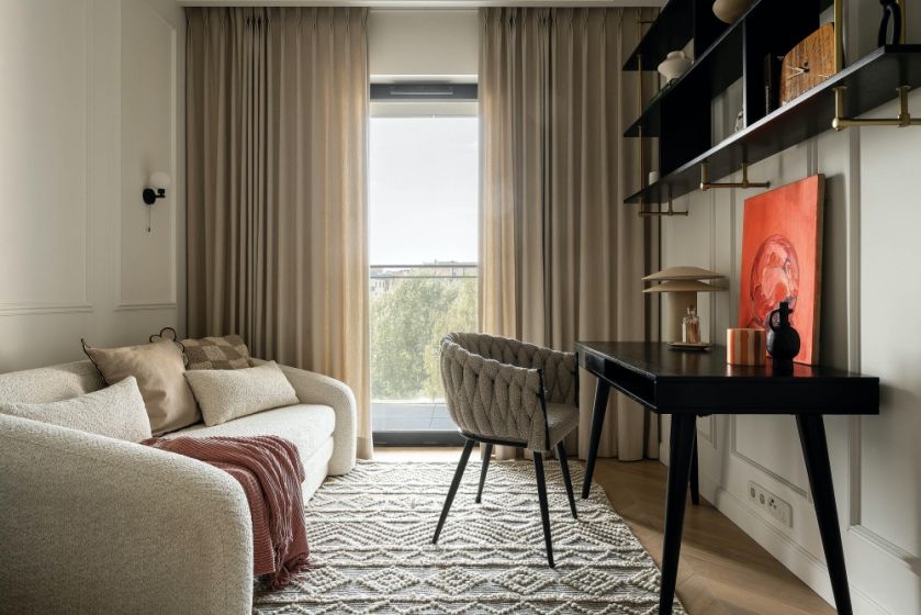 czarne biurko w kobiecym pokoju