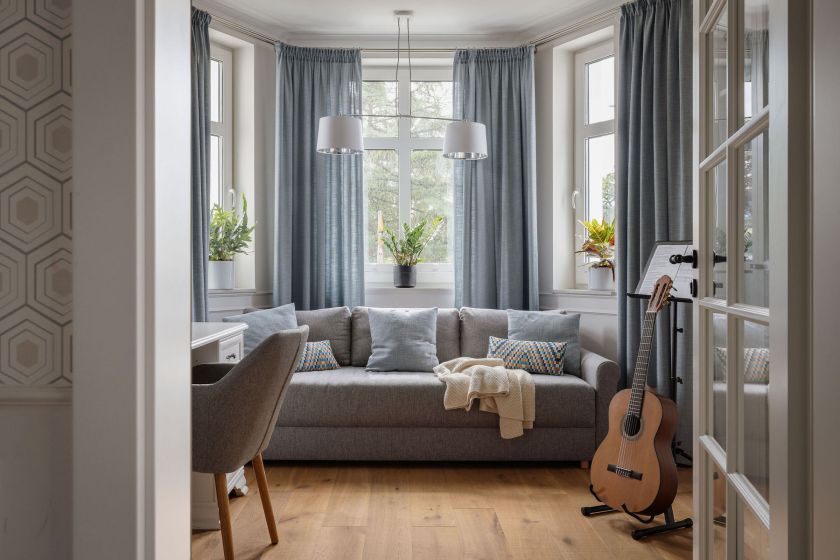 pokój gościny w domu inspirowanym modernizmem