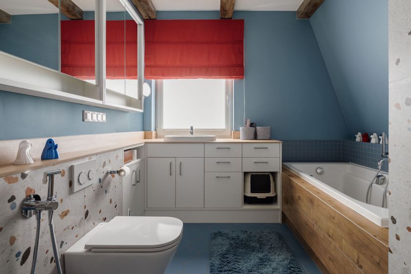 niebieska łazienka na poddaszu ze skosem