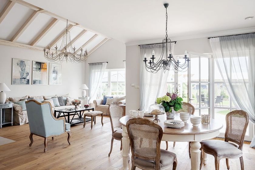 Klasyczne wnętrza w domu malowanym pastelami