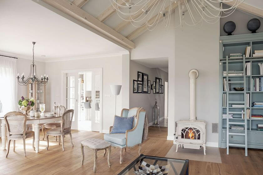 Klasyczne wnętrza w domu malowanym pastelami