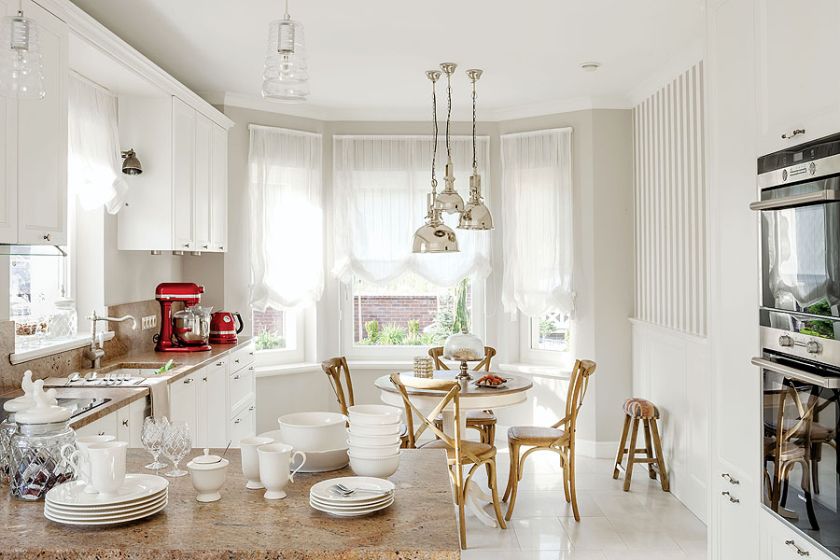 Klasyczne wnętrza w domu malowanym pastelami