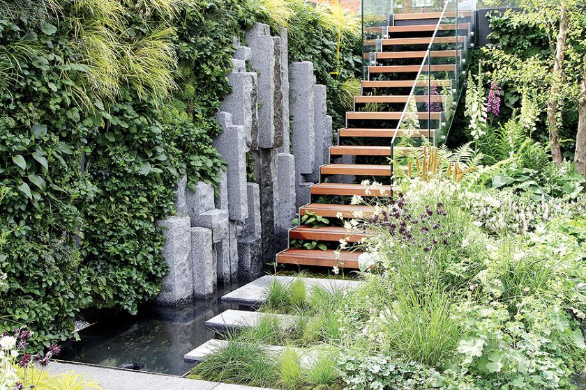 Klomb stojący na baczność? Czemu nie! Zielona ściana to pomysł, jak wykorzystać każdy skrawek ziemi. Choć słowo ziemia może