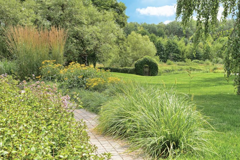 Koło tarasu projektanci zasadzili rudbekie, słoneczniki i kilka rodzajów traw.