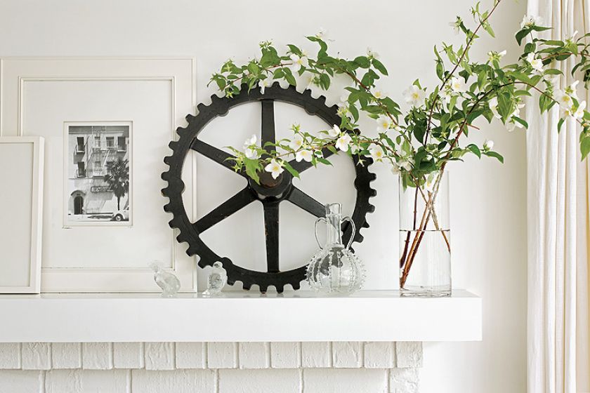 Koło zębate - dekoracja na kominku. Dom nad jeziorem Hamilton