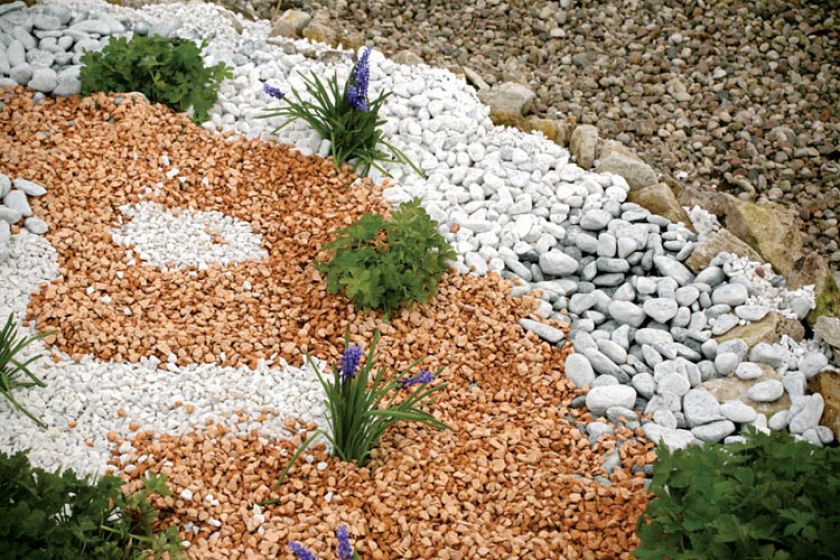 Kolorowy żwirek pięknie komponuje się z bylinami.
