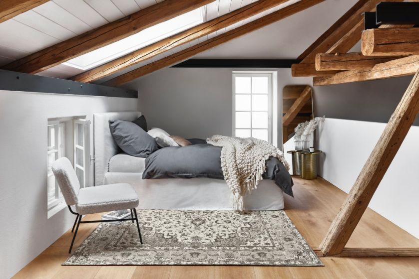 Szara sypialnia na poddaszu