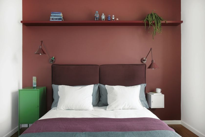 czerwona ściana w sypialni