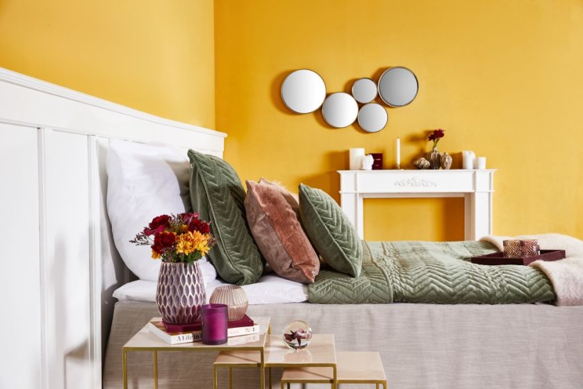 żółte ściany w sypialni