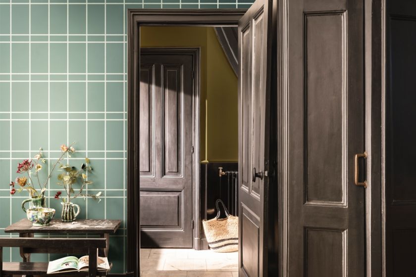 Kolor roku 2020 – Miętowa Szarość w aranżacji holu