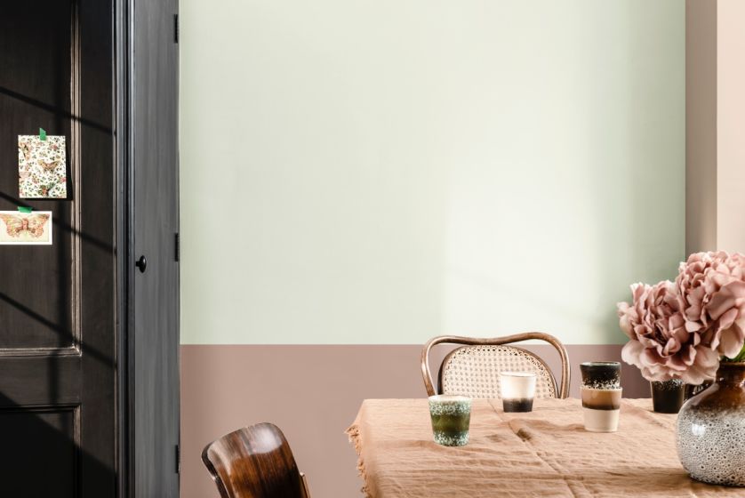 Miętowa szarość na ścianach w kuchni