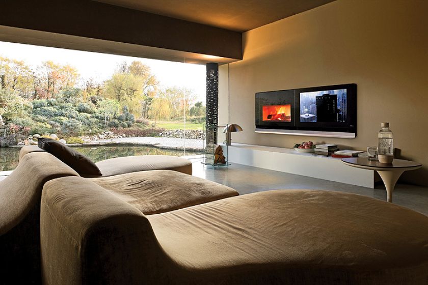 Kominek Scenario obok telewizora? Dlaczego nie, jeśli są połączone stalową obudową, mcz