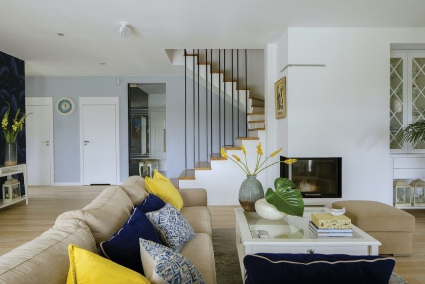 kominek narożny w salonie