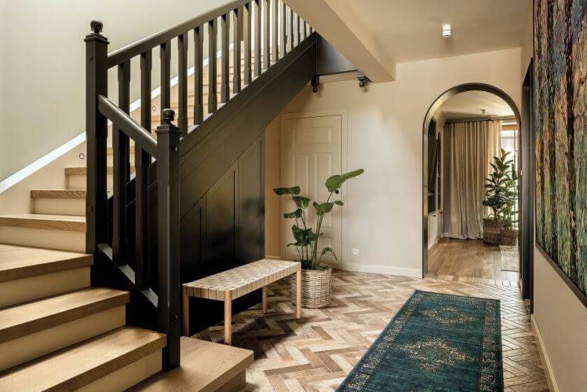 eleganckie schody w domu pełnym drewna