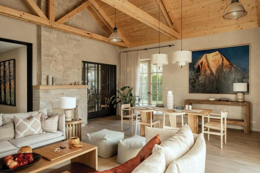 przytulny salon z jadalnią w drewnie i bieli