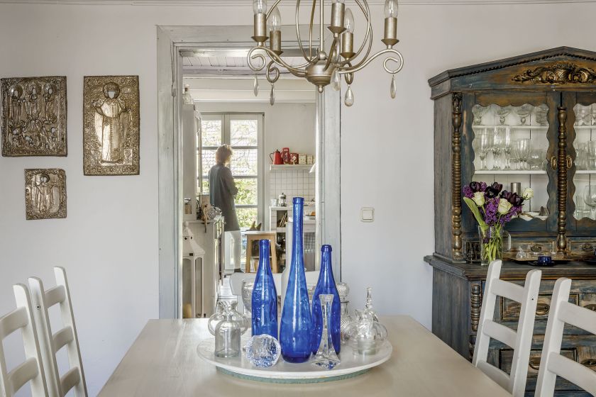 Kredens w jadalni stał w tym domu od zawsze. Zosia przemalowała go na niebiesko i dodała złote przecierki. Ikony