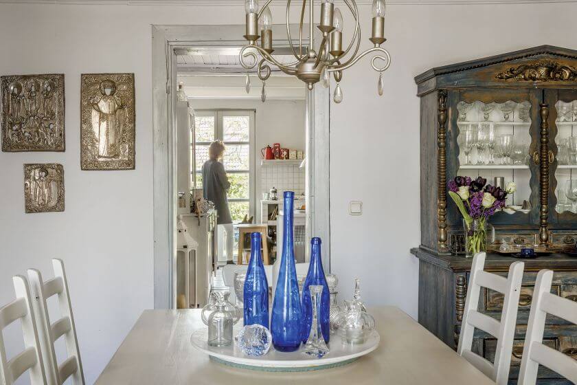 Kredens w jadalni stał w tym domu od zawsze. Zosia przemalowała go na niebiesko i dodała złote przecierki. Ikony