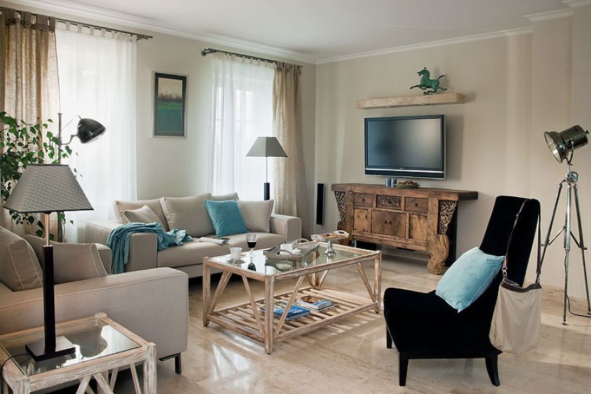 Kremowa, obita surowym płótnem kanapa okazała się dobrym towarzystwem dla kolonialnej komody.