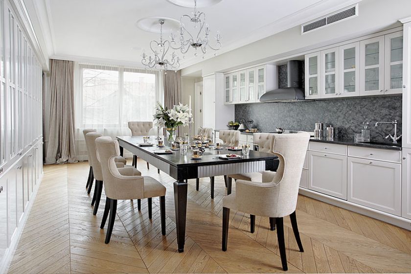 Króluje w niej granit: blat i zlew z polerowanego, na ścianę pod szafkami trafił szczotkowany.