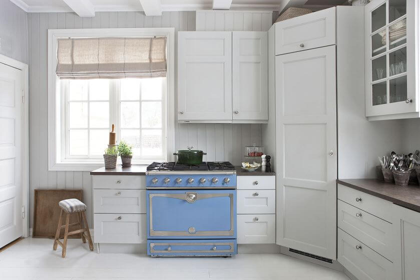 Kuchenka to klasyk, błękitna ze srebrnymi okuciami - Albertine Provence francuskiej marki La Cornue.