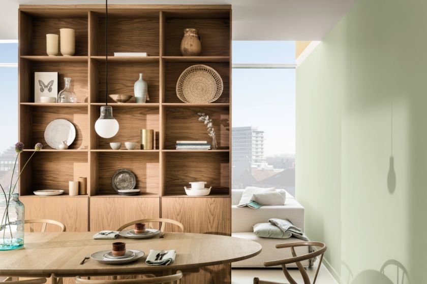 KUCHNIA I JADALNIA ZE ŚCIANĄ W ODCIENIU MIĘTOWEJ ZIELENI, VOX