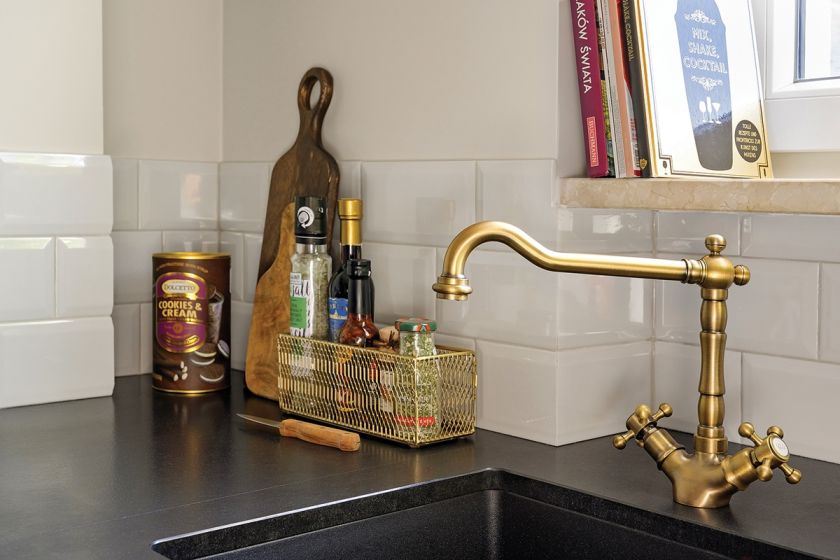 kuchnia w bloku czarny zlew