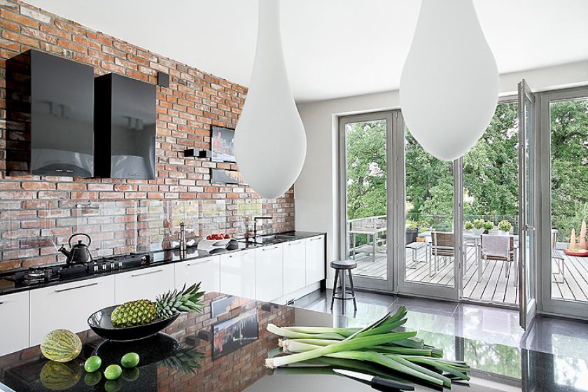 Kuchnia z tarasem toną w zieleni. Zgodnie z naturą: dom z wiszącym tarasem