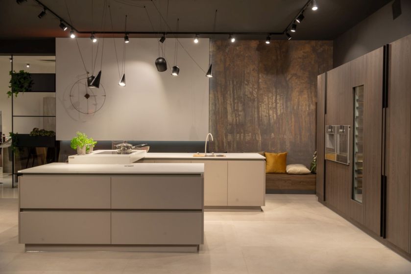 Wyspa kuchenna z kolekcji ZAJC. Blaty kuchenne – Silestone by Cosentino w kolorze Desert Silver