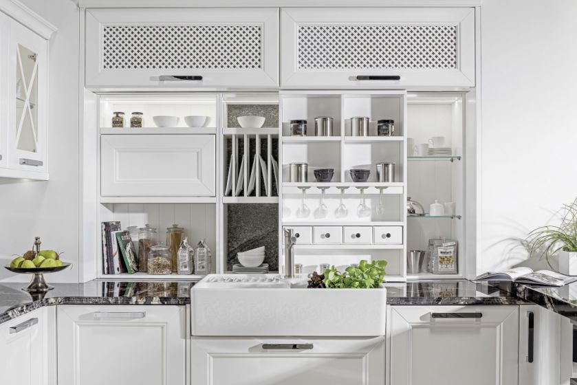 Biel doda klasy każdemu wnętrzu. 5 pomysłów na aranżacje kuchni – praktyczne inspiracje