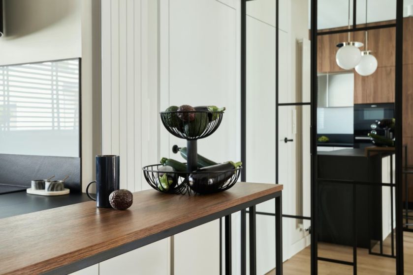 kuchnia w bieli czerni i drewnie