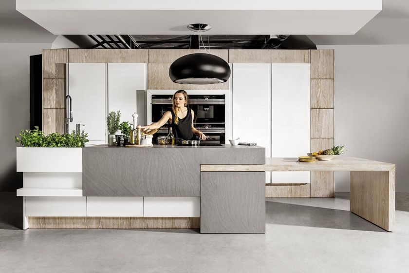 KUCHNIE HALUPCZOK, meble Rivoli, wyspa z wysuwanym dębowym stołem i doniczką na zioła.