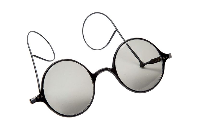 XIX-wieczne okulary przeciwsłoneczne, wykonane z metalu, z szarymi soczewkami pełniącymi funkcję ochronną, Anglia