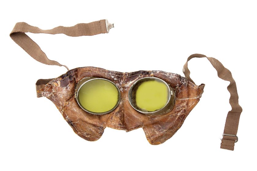 Jedne z pierwszych okularów lotniczych – gogli, wykonane ze szkła, skóry i bawełny
