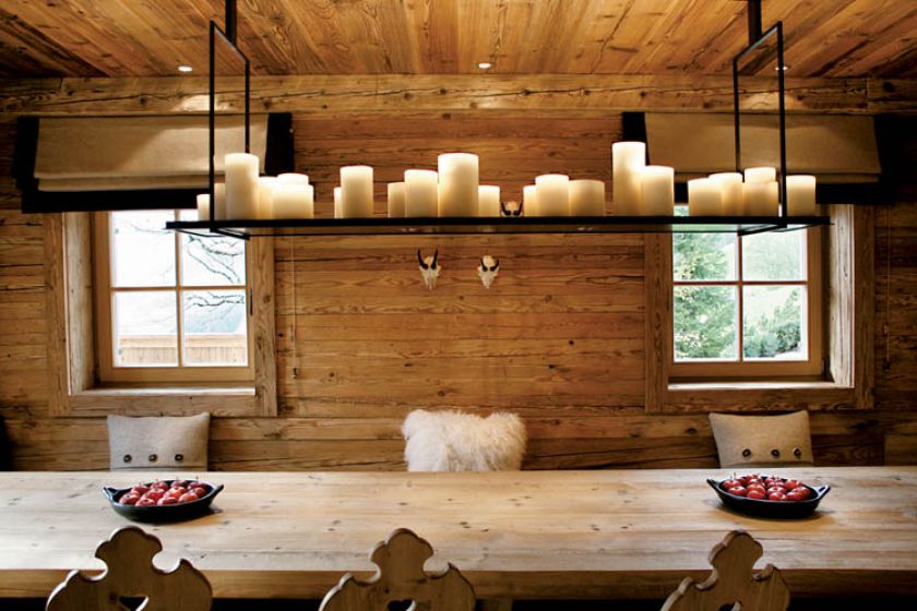 Lampa wisząca Altar - projekt Kevin Reilly. Tych świece nie kapią i nie trzeba ich wymieniać, bo się nie spalają.