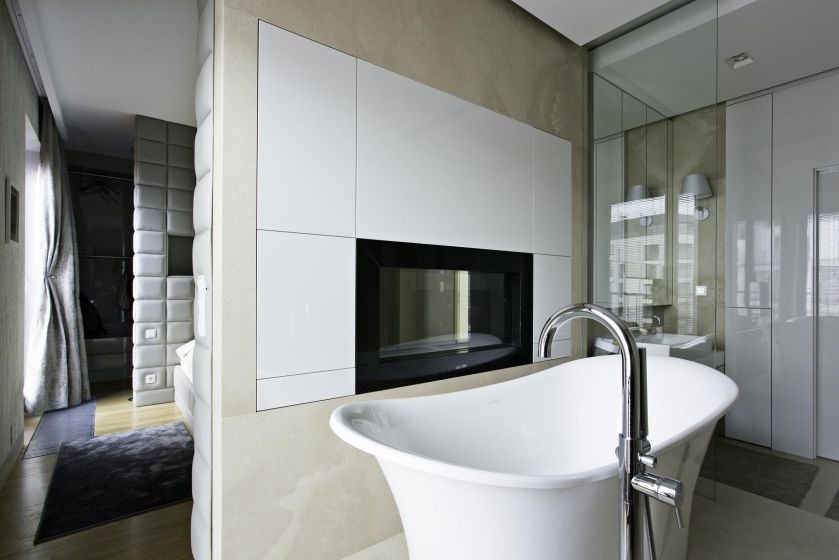 Łazienka jest miejscem jednego aktora, wolnostojącej wanny o zwiewnej, romantycznej formie. Z wanną bardzo dobrze