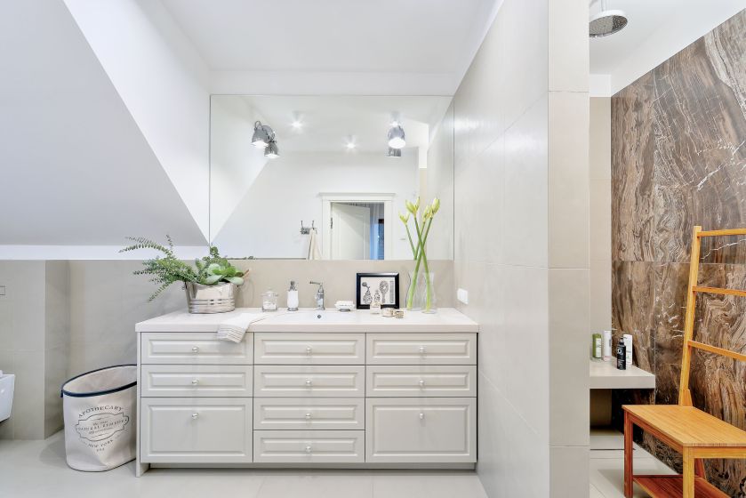 Łazienka obok sypialni z armaturą Zuchcetti.