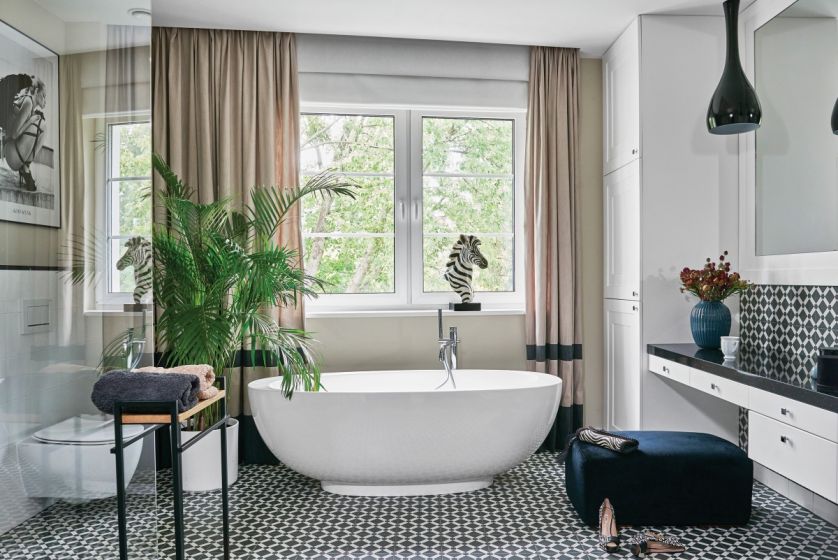 biała łazienka w stylu hampton