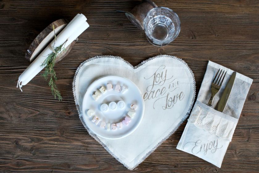 Lniane obrusy i serwetki sprawiają wrażenie, jakby wyjęte zostały z babcinego kufra.