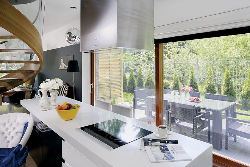 Ludwik w landrynkowym kolorze i kandelabr otulony aksamitem. Dom urządzony pomysłowymi meblami.